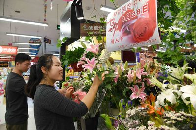 七夕節催熱消費市場 玫瑰花與紙制品銷售兩旺